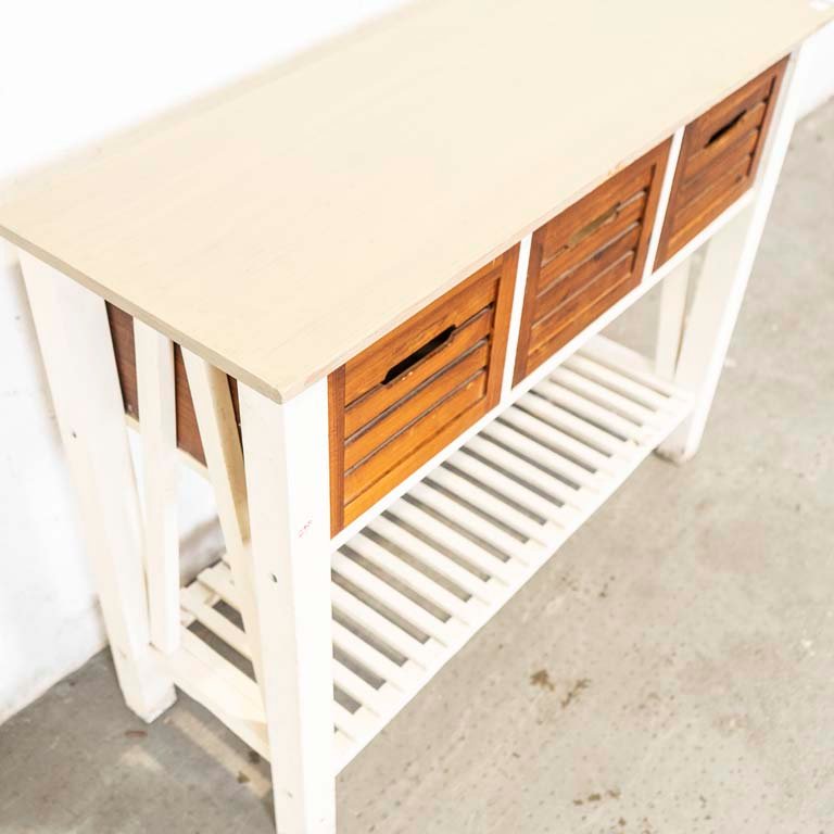 Mesa de arrimo con tres cajones en excelente estado - imagen 2