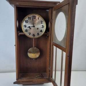 Antiguo Reloj de Pared de Madera con Péndulo y Esfera "Campos y Cia" - imagen 3