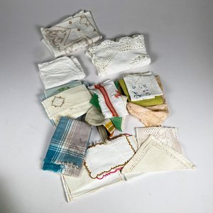 Lote siguiente: Treinta piezas, servilletas, individuales carpetas