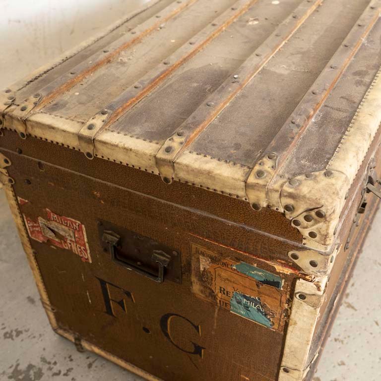 Baúl antiguo de viajes con detalles y averías - imagen 3