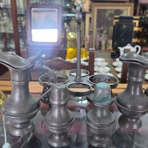 Conjunto Antiguo de Peltre con Soporte Metálico - imagen 3