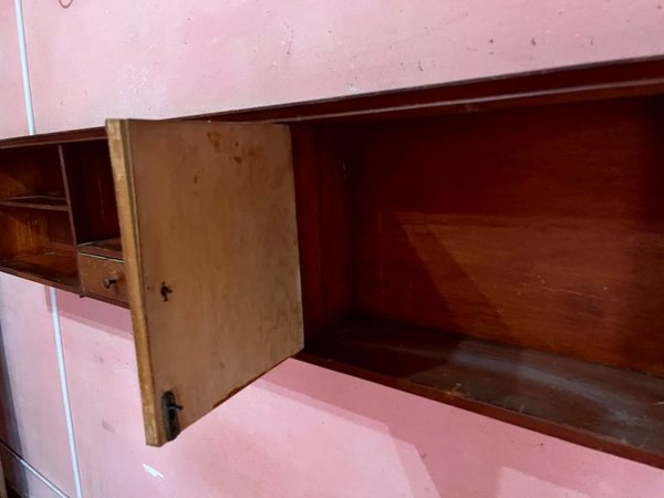 Mueble Aéreo en Madera Lustrada con Estantes Abiertos y Detalles de Uso - imagen 5