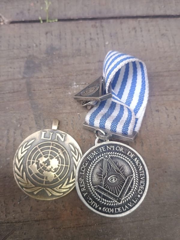 Dos Medallas Conmemorativas: Masonería de Montevideo y ONU