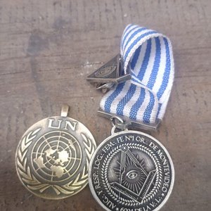 Lote siguiente: Dos Medallas Conmemorativas: Masonería de Montevideo y ONU