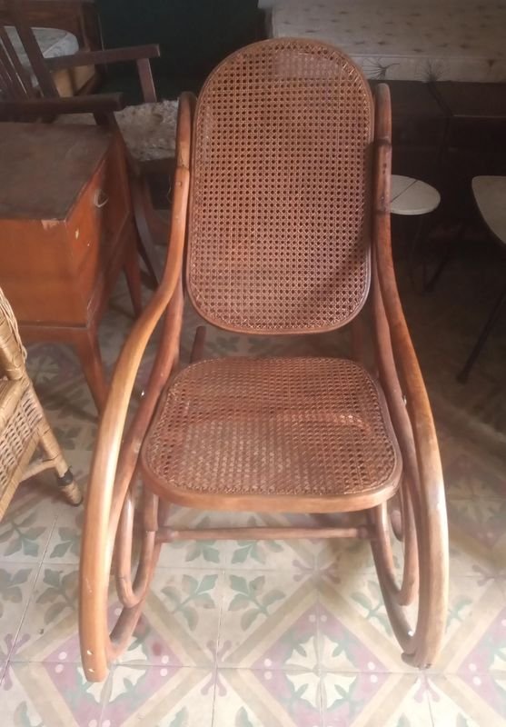 Lote siguiente: Sillón mecedora de diseño antiguo