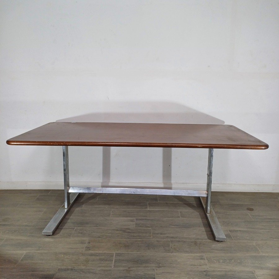 Lote siguiente: Mesa de comedor con patas cromadas y tapa de cedro