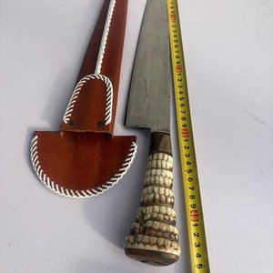 Cuchillo Artesanal Cola de Tatú con Funda de Cuero - imagen 2