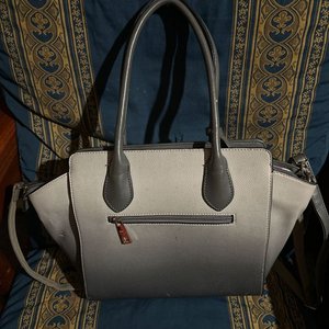 Elegante Cartera Gris con Detalle de Candado y Correa - imagen 2