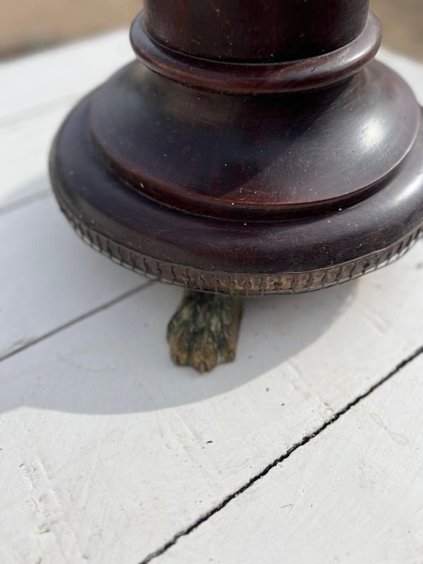 Pequeño pedestal de madera tallada con detalles en bronce - imagen 3