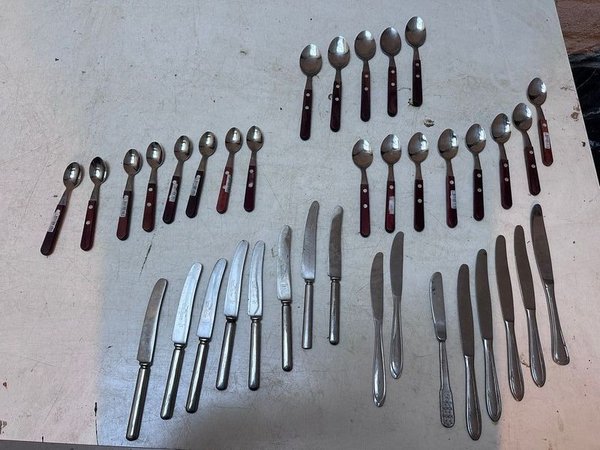 Lote de Cucharas y Cuchillos de Acero Inoxidable con Mangos de Madera - imagen 1