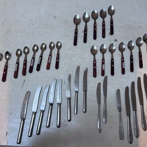 Lote siguiente: Lote de Cucharas y Cuchillos de Acero Inoxidable con Mangos de Madera