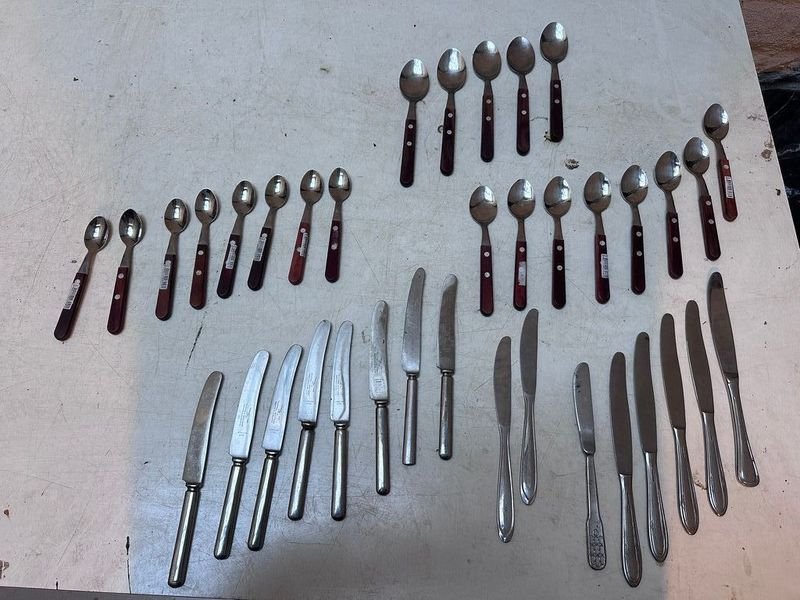 Lote de Cucharas y Cuchillos de Acero Inoxidable con Mangos de Madera