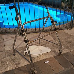 Lote anterior: Andador Ortopédico Plegable con Chata de Plástico Blanca