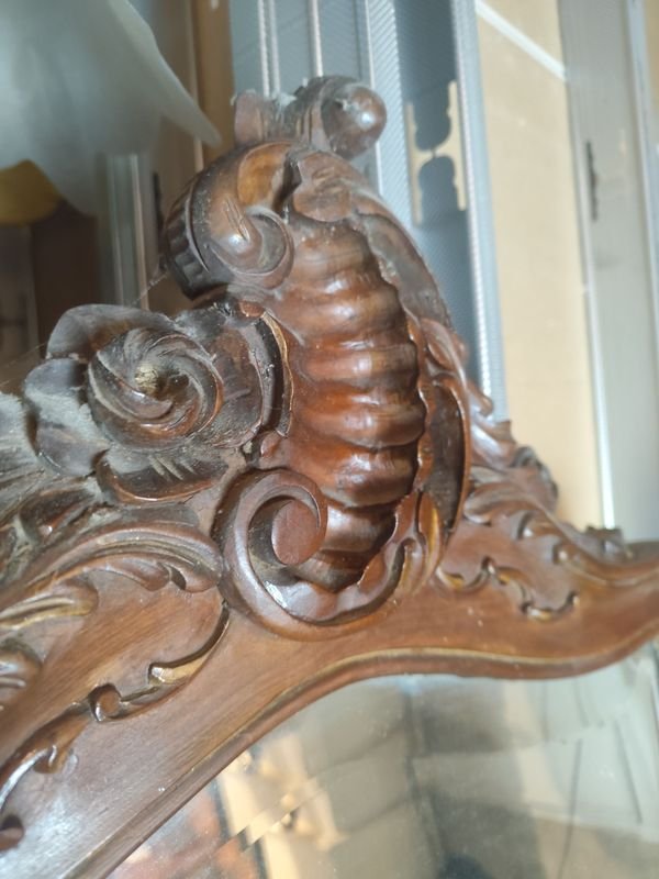 ESPEJO FRANCES LUIS XV EN NOGAL CRISTAL BICERADO - Un espejo antiguo con diseño ornamentado y detalles de oro - imagen 5