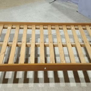 Lote siguiente: Cama de 1 Plaza Desarmable de Madera