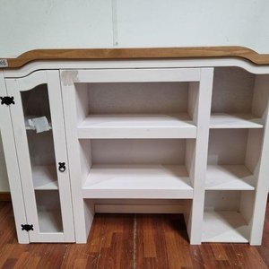 Lote siguiente: L 968 - Mueble aereo organizador en madera con terminación en blanco y tapa superior en tono madera natural (Medidas 151x36x110cm)