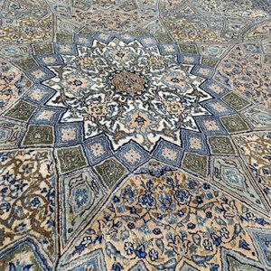 Alfombra Persa Diseño Ornamental con Medallón Central - Azul, Beige y Rosa - imagen 2