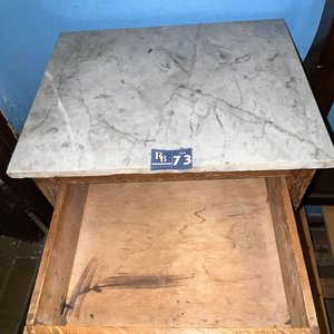 Mesita de Luz Antigua con Tapa de Mármol y Cajón - imagen 4