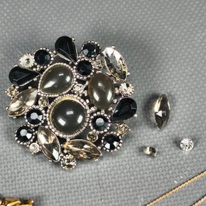 Conjunto de Joyería: Dije con Piedras Fantasía, Cadena Dorada y Anillo - imagen 4