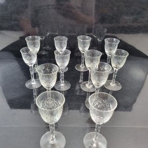 Lote siguiente: L 278 - 12 Piezas - Set de 12 copitas antiguas de licor en cristal tallado, ideales para servir digestivos o aperitivos con un toque de distinción en cualquier ocasión (Altura 7.5 cm)