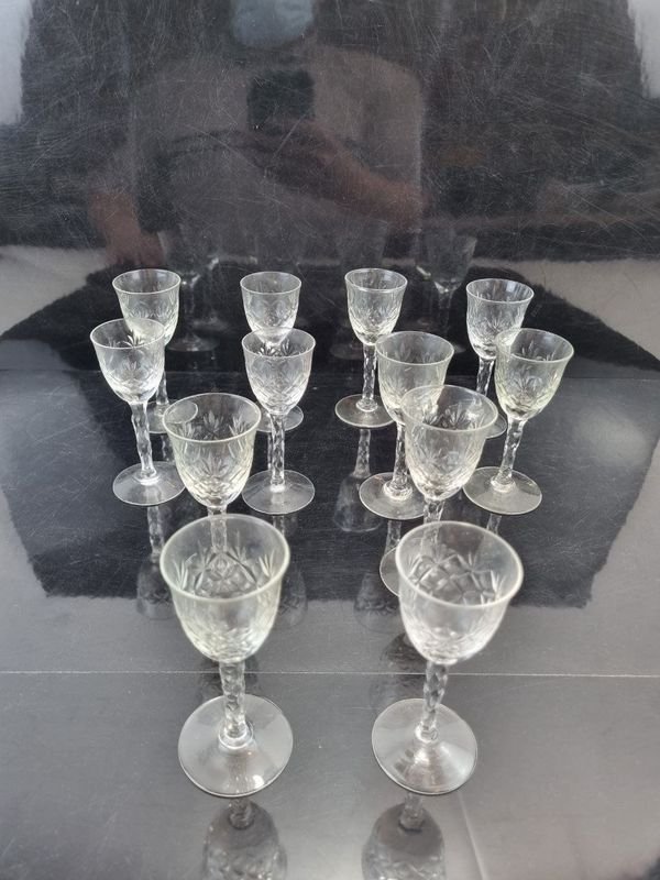 L 278 - 12 Piezas - Set de 12 copitas antiguas de licor en cristal tallado, ideales para servir digestivos o aperitivos con un toque de distinción en cualquier ocasión (Altura 7.5 cm)