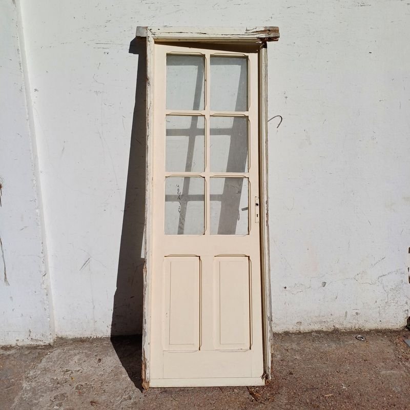Lote siguiente: Puerta de tablero en cedro con vidrios estilo colonial y marco de pinotea