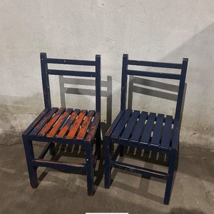Par de Sillas de Madera Azules y Naranjas - imagen 3