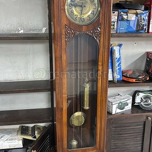 Lote siguiente: Reloj de Piso Antiguo de Madera con Péndulo y Pesas