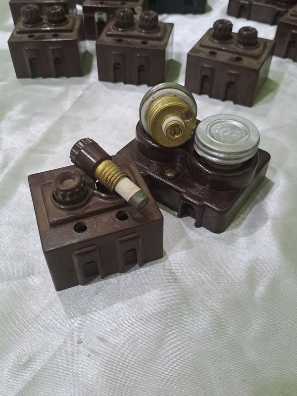 Portafusibles de Baquelita con Tapon y Fusibles en Excelente Condición - imagen 3