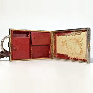 Petaca Rectangular Forrada en Cuero de Lagarto con Tapa Abatible - imagen 5