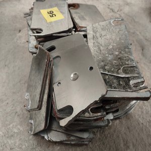 Placas y Herrajes Metálicos para Fijación de Estanterías - imagen 4