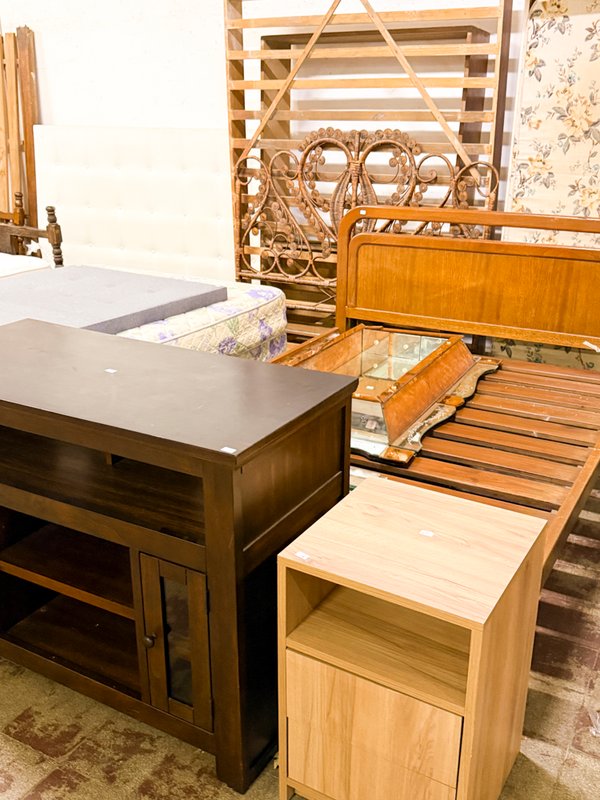 Muebles de Dormitorio y Sala de Estar: Cama, Mesa de TV y Mesita de Luz - imagen 1