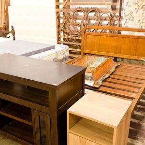Lote anterior: Muebles de Dormitorio y Sala de Estar: Cama, Mesa de TV y Mesita de Luz