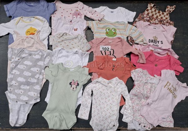 Lote de Ropa para Bebé: Bodies y Pijamas Variados