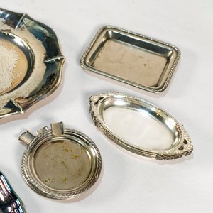 Lote de 12 Piezas Metálicas: Ceniceros, Despojadores y Centros de Mesa - imagen 3