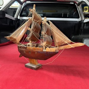 Dos Barcos Miniatura de Madera y Tela - imagen 3