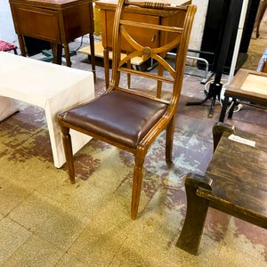 Lote siguiente: Silla de Comedor Estilo Clásico Tapizada en Cuero Marrón