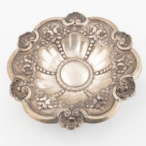 Centro de Mesa Circular de Plata Labrada con Cuerpo Lobulado y Detalles Florales - imagen 2