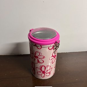 Recipiente Metálico Decorado con Flores Rosas y Tapa Transparente - imagen 3