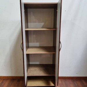 Mueble de Madera Oscura y Clara con Puertas y Estantes - imagen 2