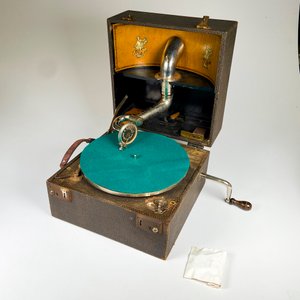 Antiguo Gramófono Apolo Modelo 10 Portátil con Manija y Membrana - imagen 2