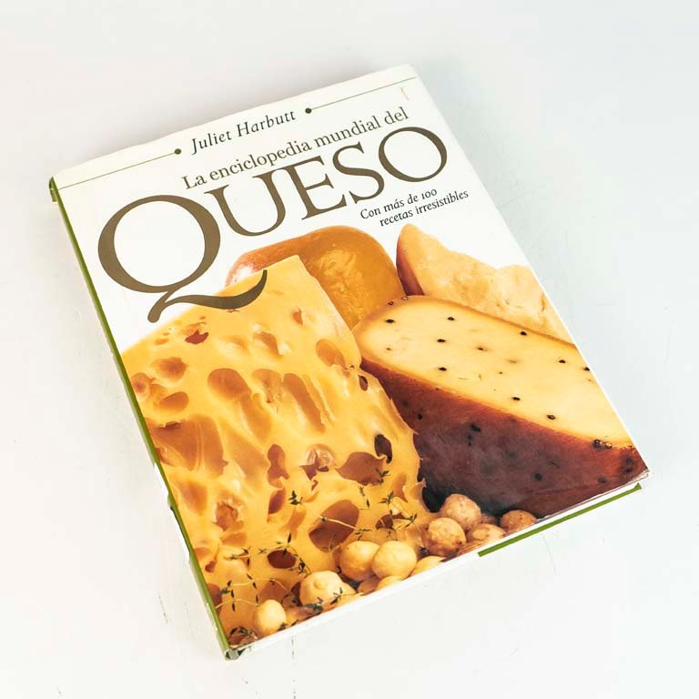 La Enciclopedia Mundial del Queso por Juliet Harbutt - Tapa Dura con Sobrecubierta