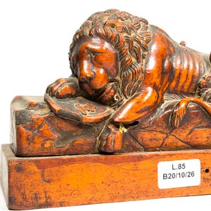 Figura de León Recostado en Madera Tallada - imagen 3