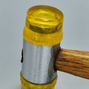 Martillo de Goma Amarillo con Mango de Madera - imagen 4