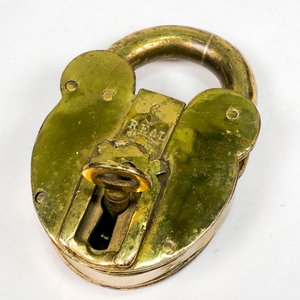 Candado Antiguo de Bronce con Llave e Inscripción - imagen 1