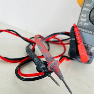 Pinza Amperimétrica Digital Kewtech KT200 con Cables de Prueba - imagen 3