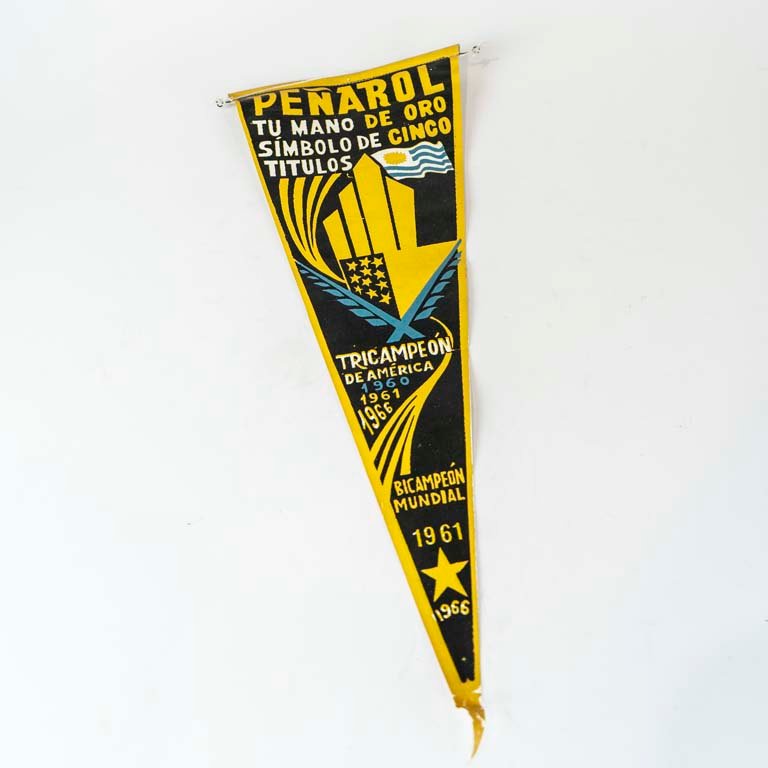Lote siguiente: Banderin de Peñarol - Medidas: 42cm