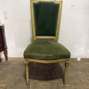 Silla Clásica de Madera con Tapizado Verde y Detalles Dorados - imagen 8