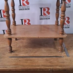 Mesa Auxiliar de Madera con Dos Niveles y Patas Torneadas - imagen 2