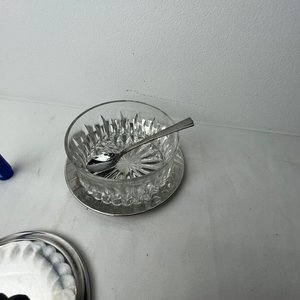 Azucarero de Vidrio Prensado con Tapa y Bandeja Metálica - imagen 5